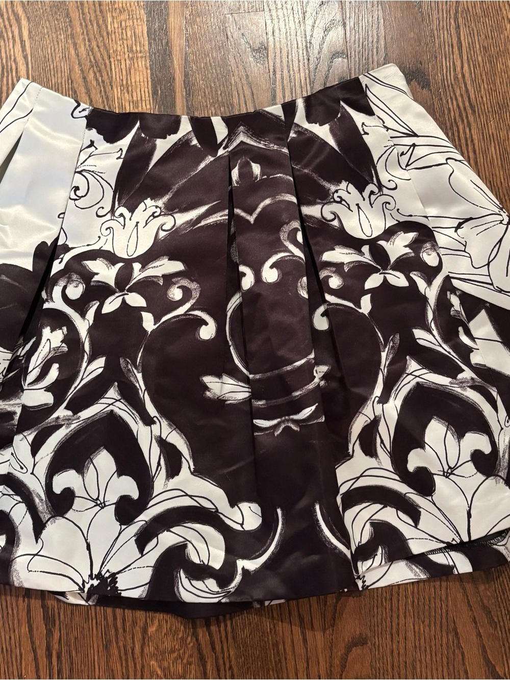 Alice + Olivia Black and White Pleated Mini Skirt - Picture 1 of 4